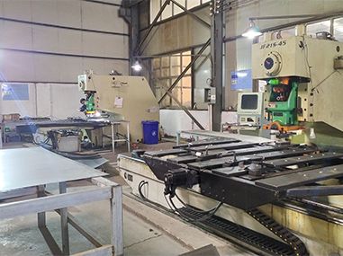 自主研發重型沖壓設備。